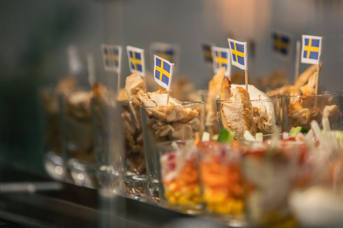 Mehrere kleine Gläser, die mit Salat gefüllt sind, stehen nebeneinander.