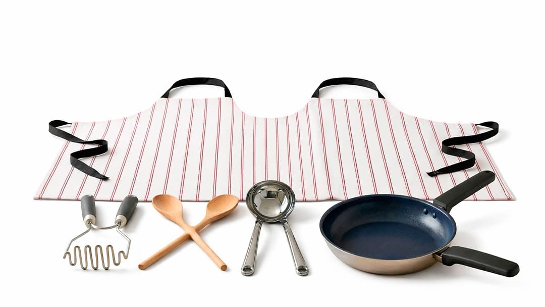 Mehrere Küchenutensilien, die jeweils zwei Henkel haben, um zu verdeutlichen, dass man das Utensil auch zu zweit verwenden kann.