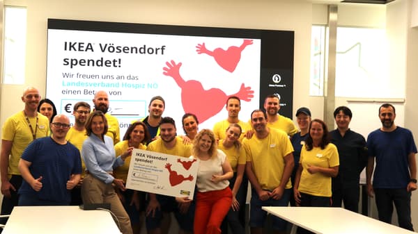 Mehrere Personen stehen zusammen für ein Foto. 