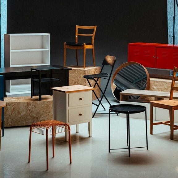 Mehrere unterschiedliche Möbelstücke in einem Raum.