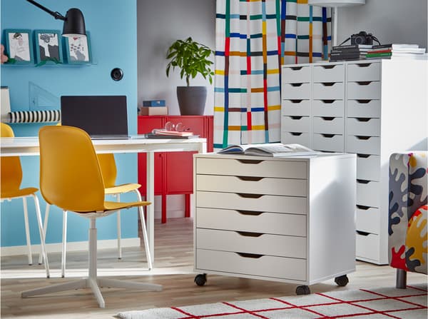 Ruang makan yang penuh dengan warna dan corak IKEA Ruang makan yang penuh dengan warna dan corak IKEA