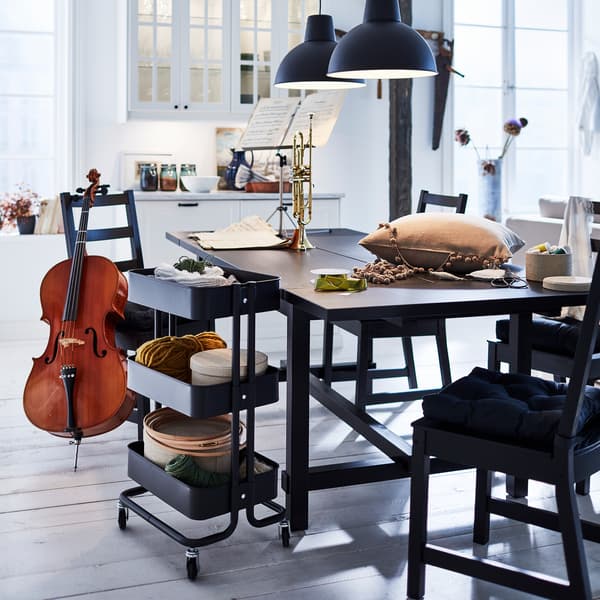 Meja hitam boleh dipanjangkan NORDVIKEN dipanjangkan untuk mencipta ruang meja tambahan untuk kraf, muzik dan hobi.