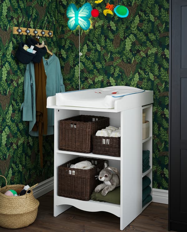 Meja menukar pakaian SMÅGÖRA berwarna putih dengan banyak para dipenuhi mainan, bakul, lampin dan banyak lagi.