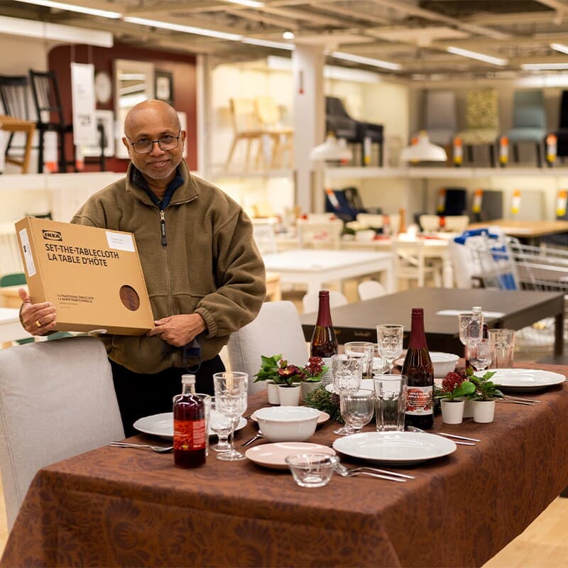 Membre IKEA Family prenant la pose avec sa nappe La table d’hôte au magasin IKEA de North York le 18 décembre.