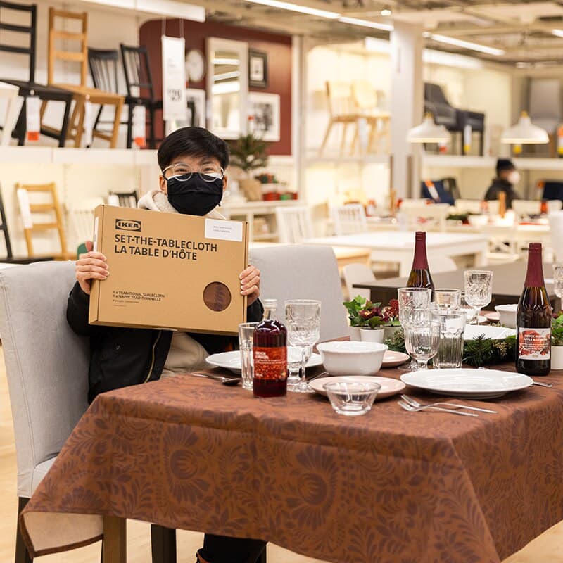 Membre IKEA Family prenant la pose avec sa nappe La table d’hôte au magasin IKEA de North York le 18 décembre.