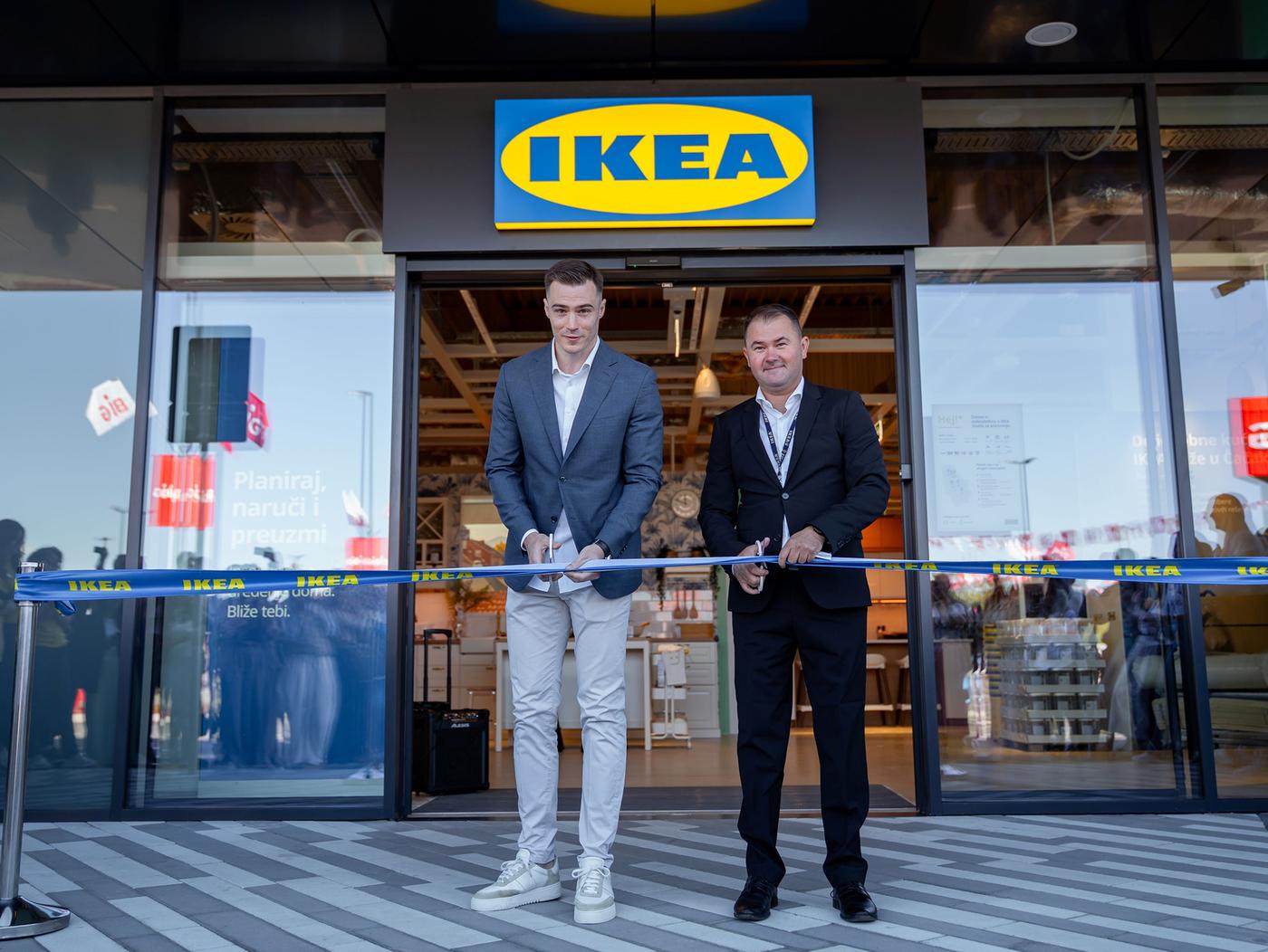 Menadžer robne kuće IKEA Srbije i menadžer Studija za planiranje seku vrpcu na otvaranju novog Studija za planiranje u Čačku.