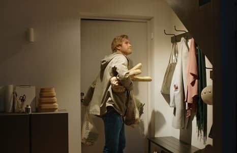 Meneer komt thuis met de boodschappen en het licht gaat automatisch aan dankzij de bewegingssensor. Handen vol? Lampen met bewegingssensor zijn een uitkomst.