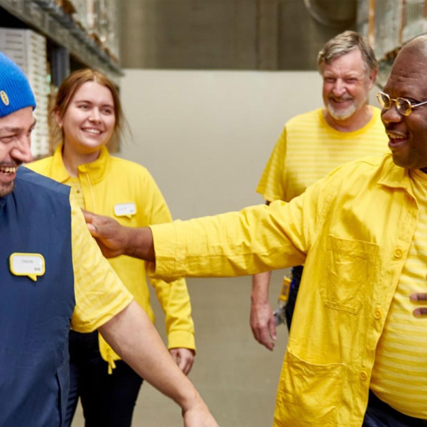 Mennesker i IKEA-uniform.