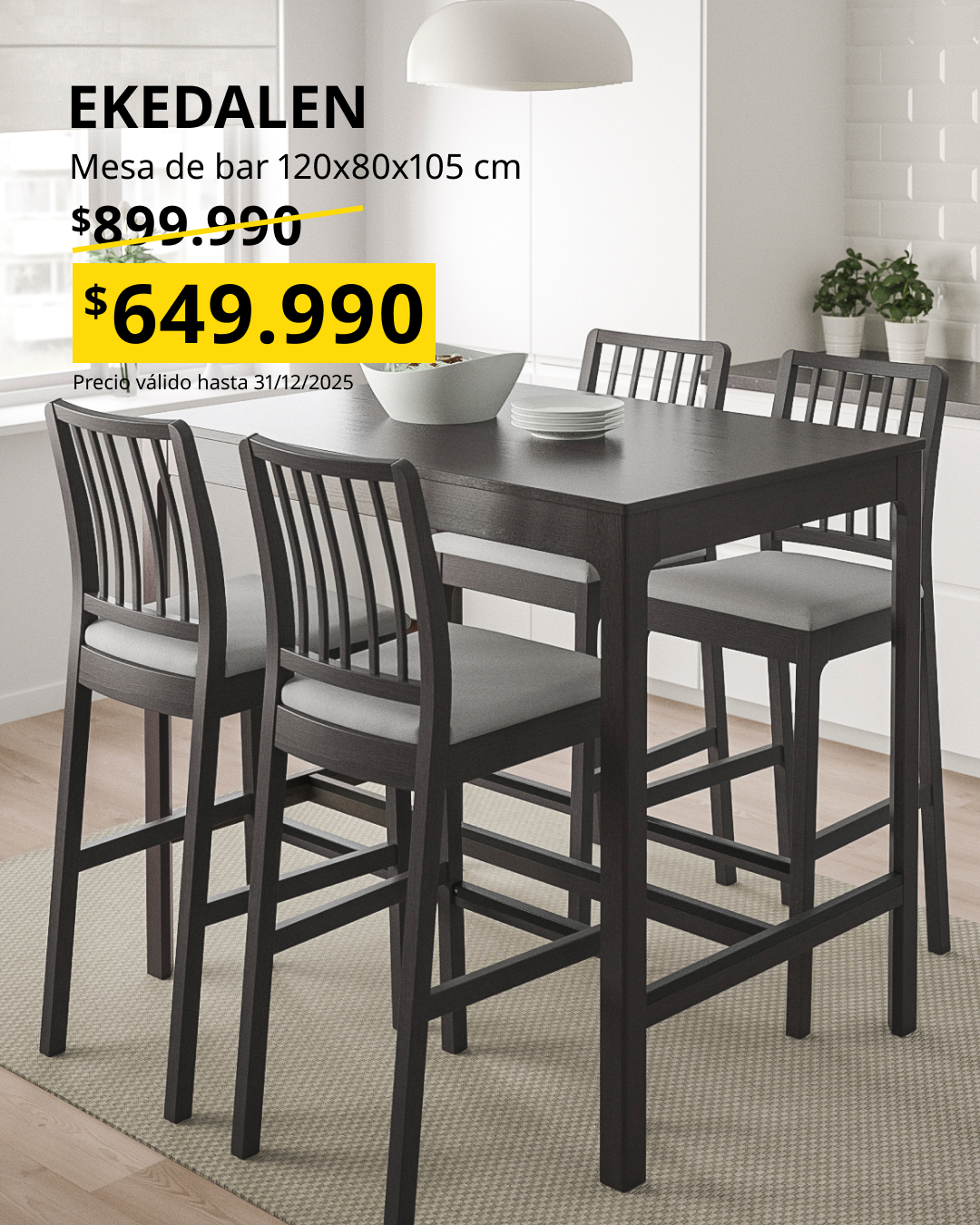 Mesa altura de bar con cuatro sillas y alfombra.