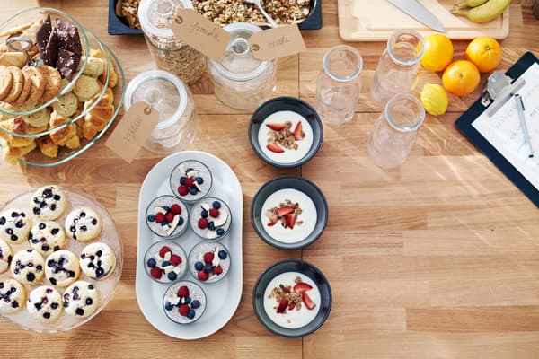 Mesa con galletas, granola, froitas e outras sobremesas.
