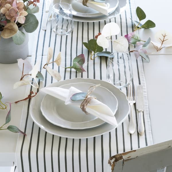 mesa con pratos e mantel