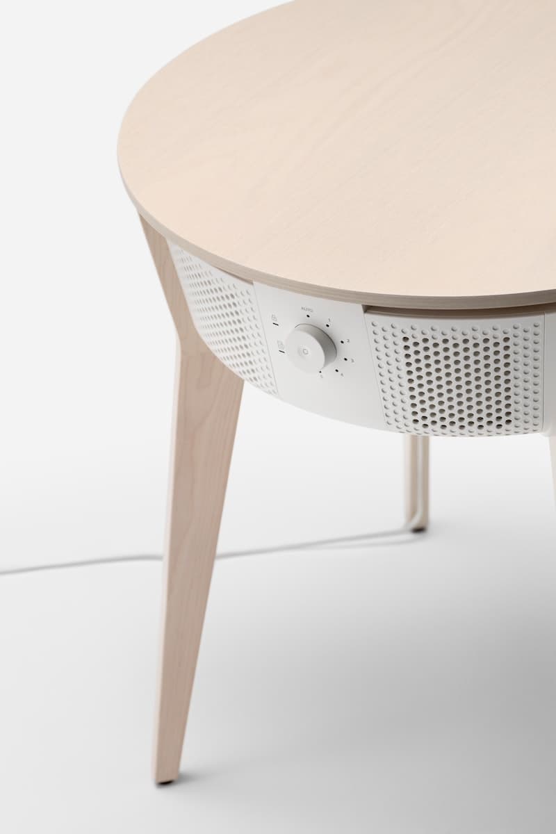 Mesa con purificador de aire STARKVIND de color blanco con café.