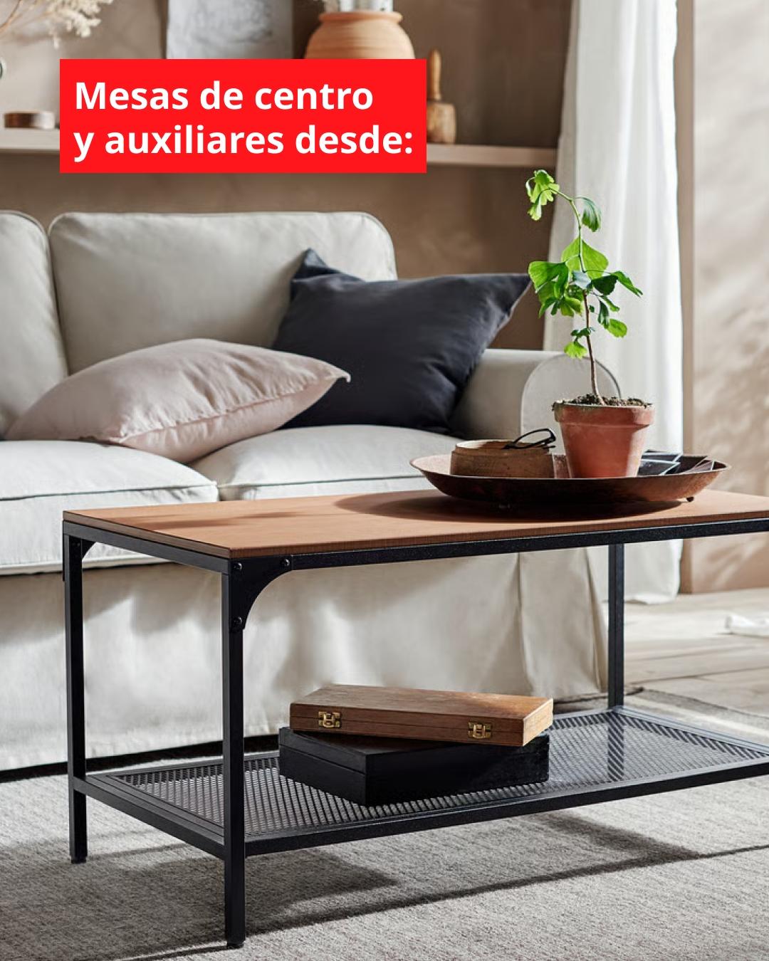 Mesa de centro junto a sofá blanco en una sala