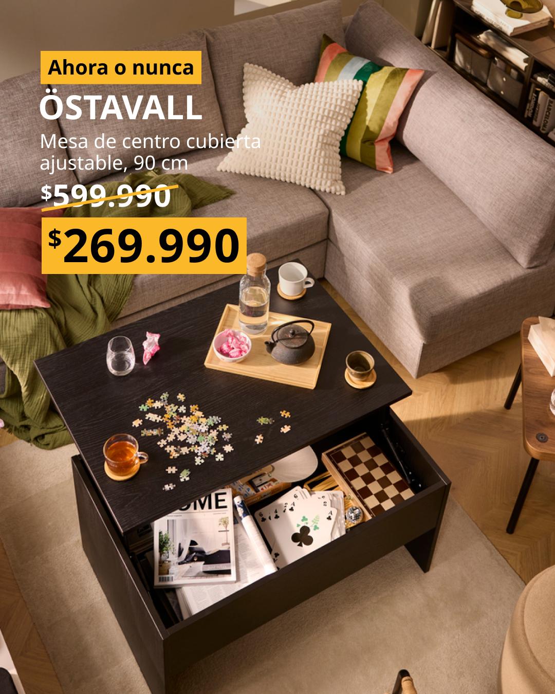 Mesa de centro ÖSTAVALL negra con altura ajustable y diseño versátil para diferentes usos en el salón.