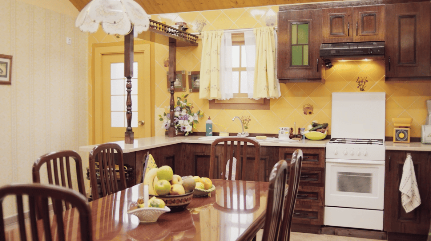 Mesa de comedor con sillas de caoba en una cocina antigua