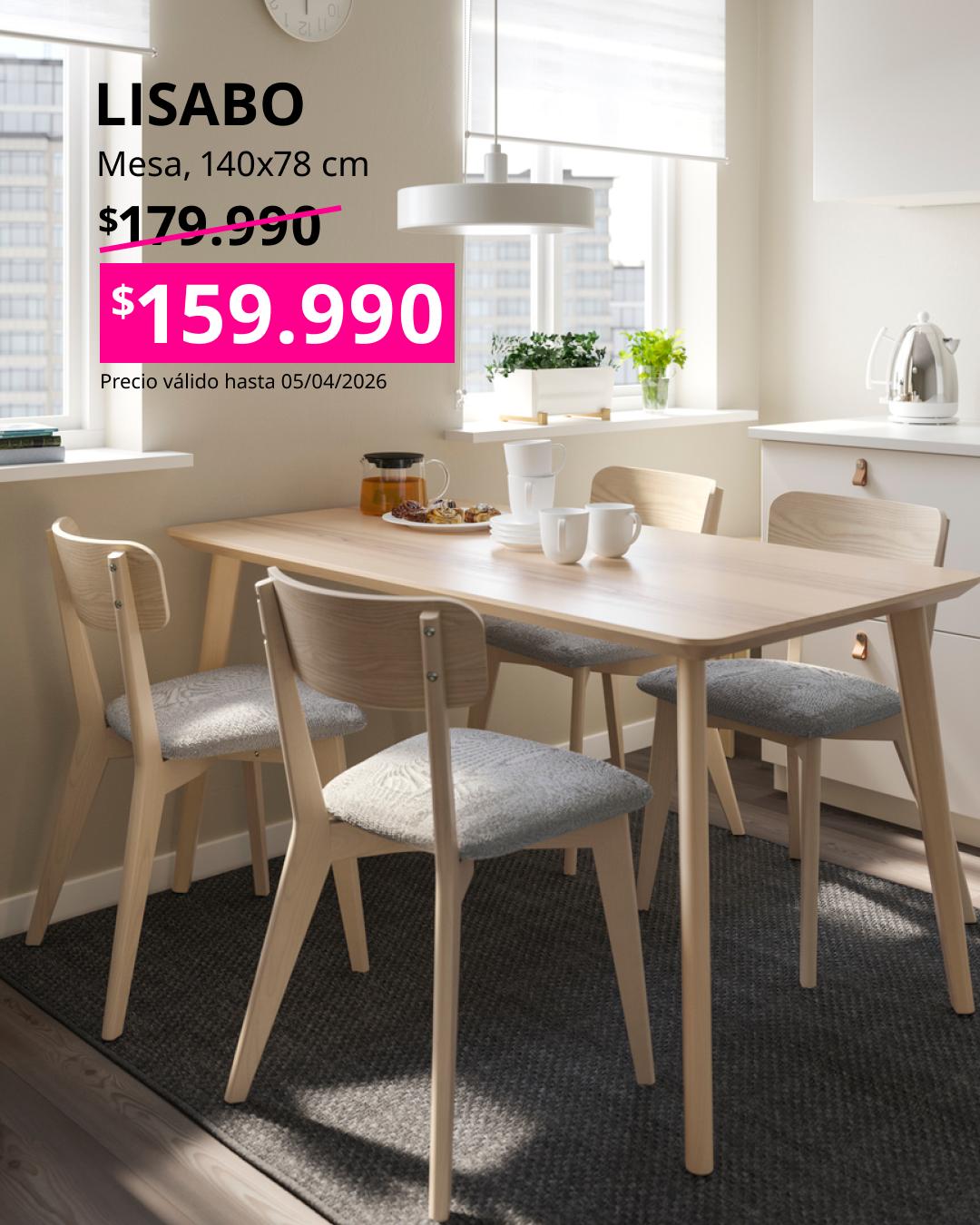 Mesa de comedor LISABO en acabado madera clara, con cuatro sillas a juego, en un espacio de cocina luminoso. Texto muestra precio rebajado a $159.990 y precio anterior tachado.