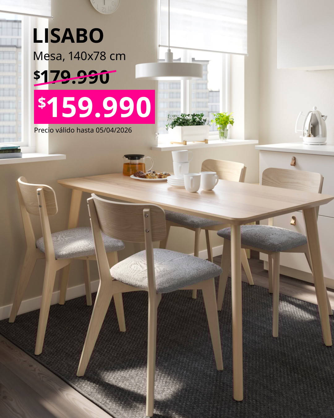 Mesa de comedor LISABO en acabado madera clara, con cuatro sillas a juego, en un espacio de cocina luminoso. Texto muestra precio rebajado a $159.990 y precio anterior tachado.