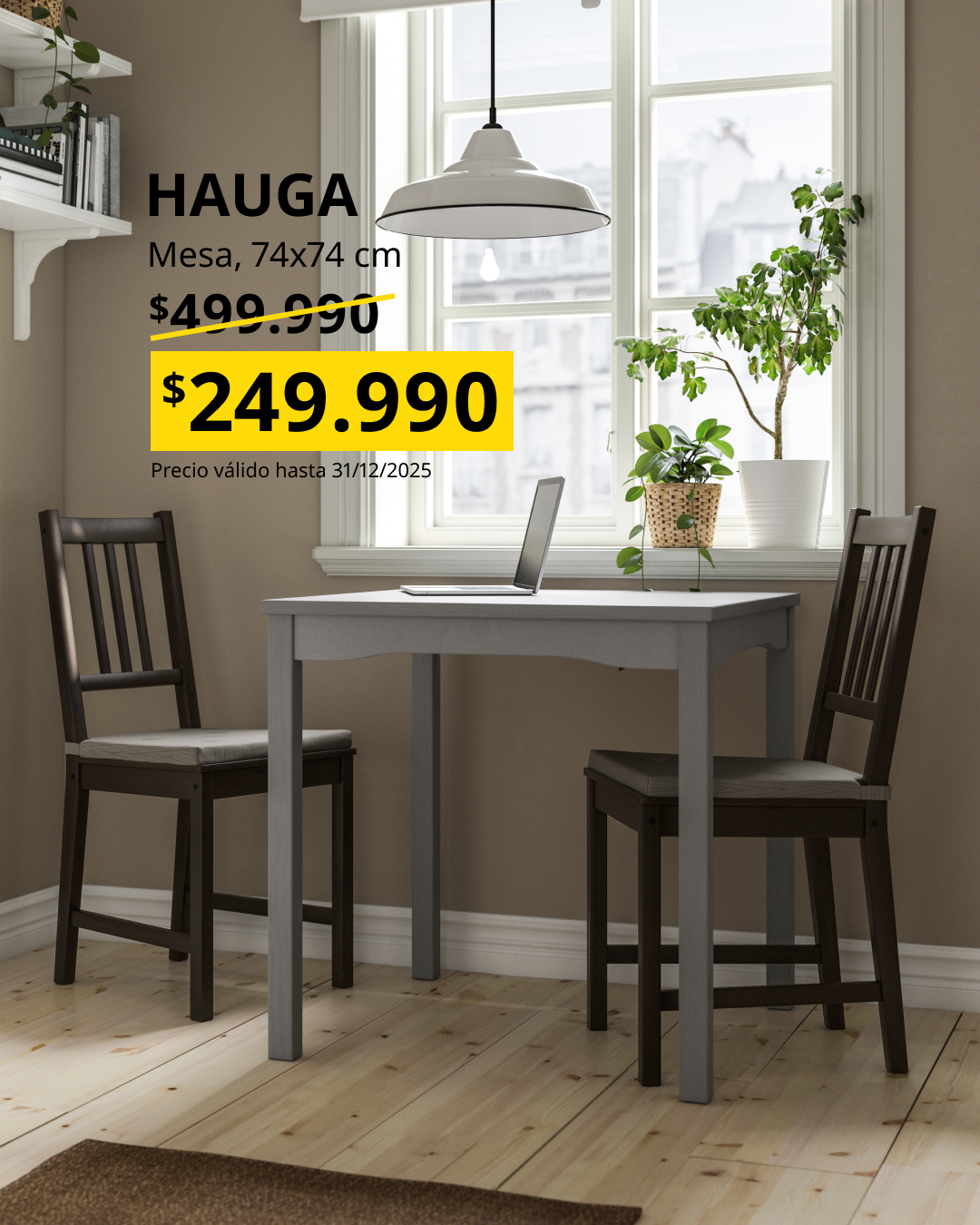 Mesa de comer para dos personas con sillas y adornos.