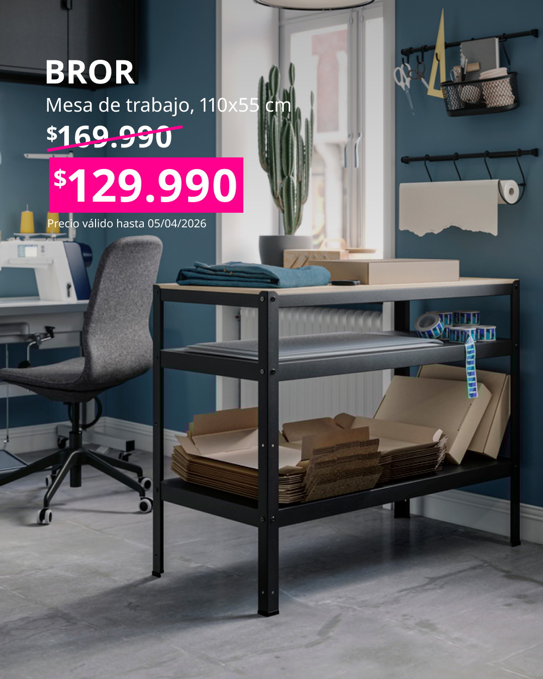 Mesa de trabajo BROR negra en un espacio de oficina en casa, con estantes llenos de cartones y materiales. Texto muestra precio rebajado a $129.990 y medidas 110×55 cm.