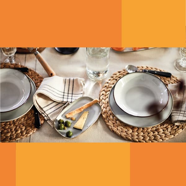 mesa decorada con plato y bajo plato