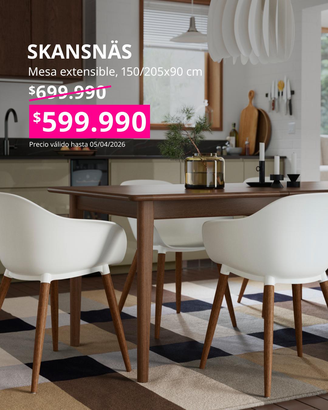 Mesa extensible SKANSNÄS en acabado madera oscura, rodeada de sillas blancas, en un comedor moderno. Texto muestra precio rebajado a $599.990 y precio anterior tachado.