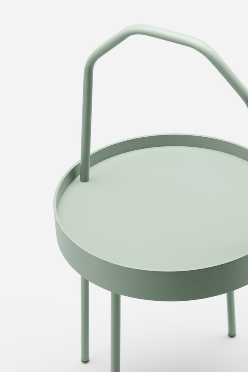 Mesa lateral de la serie BURVIK de color verde musgo.