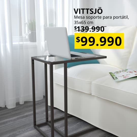 Mesa lateral para portatil al costado de un sofá con su precio promocional de $99.990 por junio.