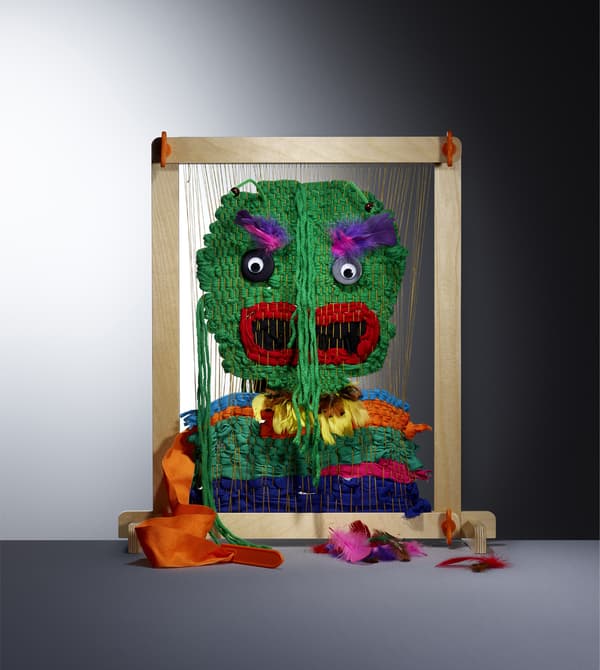 Métier à tissé coloré en bois.