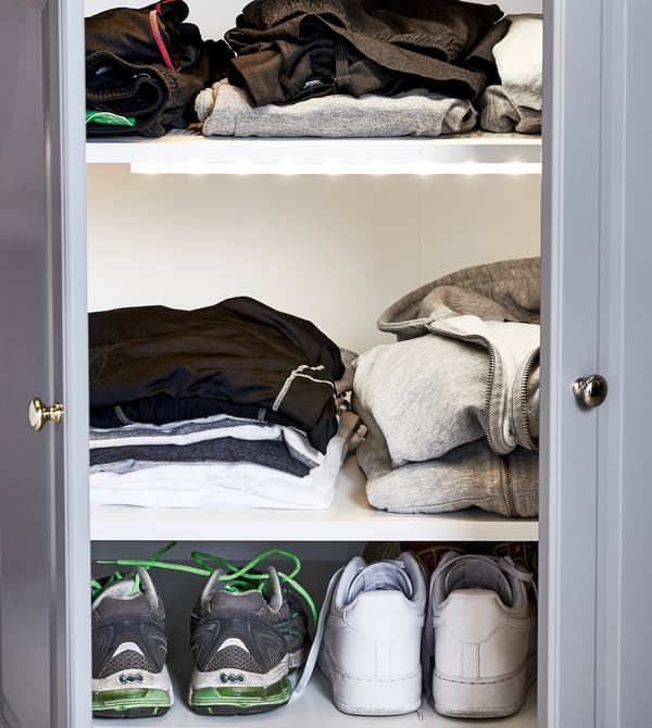 METOD is a do-anything, go-anywhere kitchen that lets you create literally thousands of different combinations. Here we used a cabinet as storage in a walk-in closet.