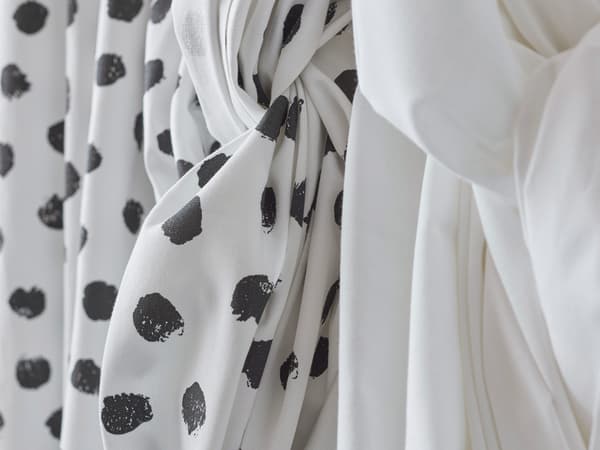 Metrajul IKEA SKÄGGÖRT cu model alb-negru este realizat 100% din bumbac mai sustenabil.