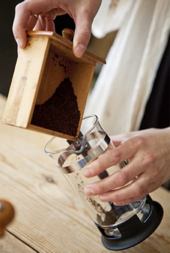 Mettre le café PÅTÅR fraîchement moulu dans la cafetière
