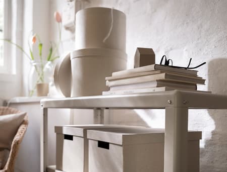 meuble beige avec accessoires beiges.