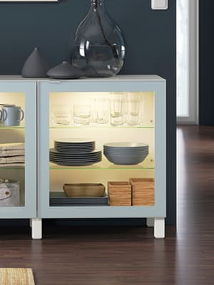 Meuble BESTA avec des vitrines bleues et grises GLASSVIK.
