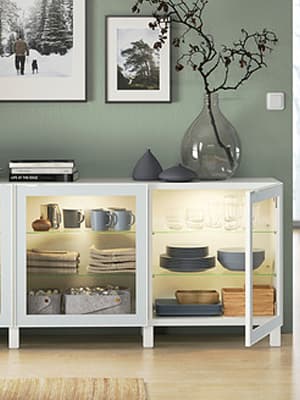 Meuble BESTA avec des vitrines vertes clair GLASSVIK.
