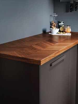 Meuble de cuisine noir avec plan de travail en bois