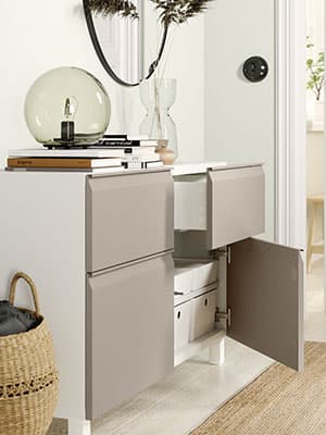 Meuble de rangement BESTA avec des portes HAMMARSMED beiges ouvertes