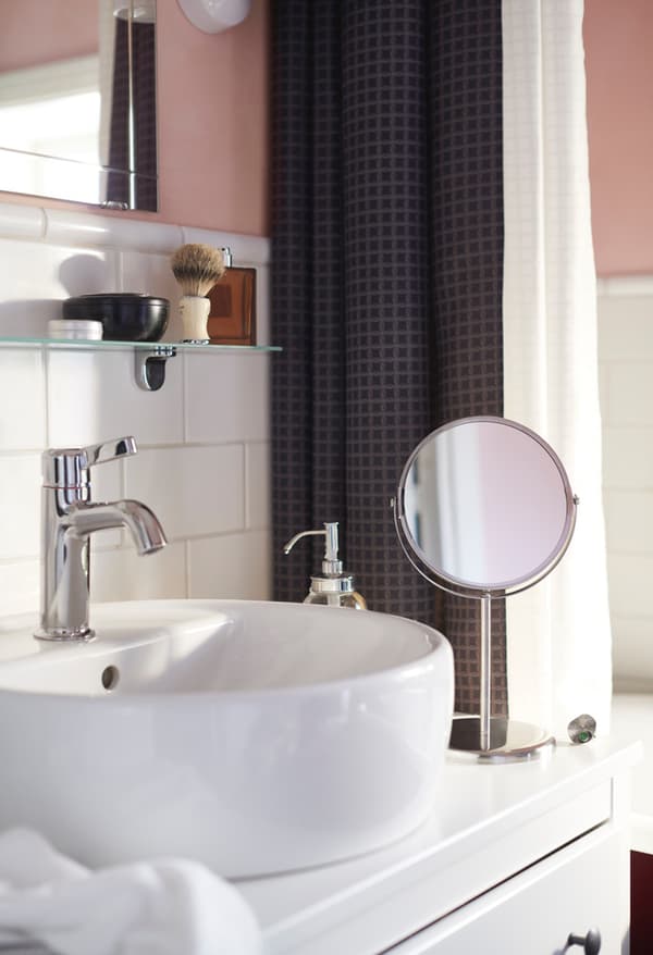 Meuble lavabo avec lavabo à poser GODMORGON / TÖRNVIKEN dans une salle de bain aux murs rose pâle