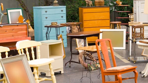 Meubles d'occasion posés au sol
