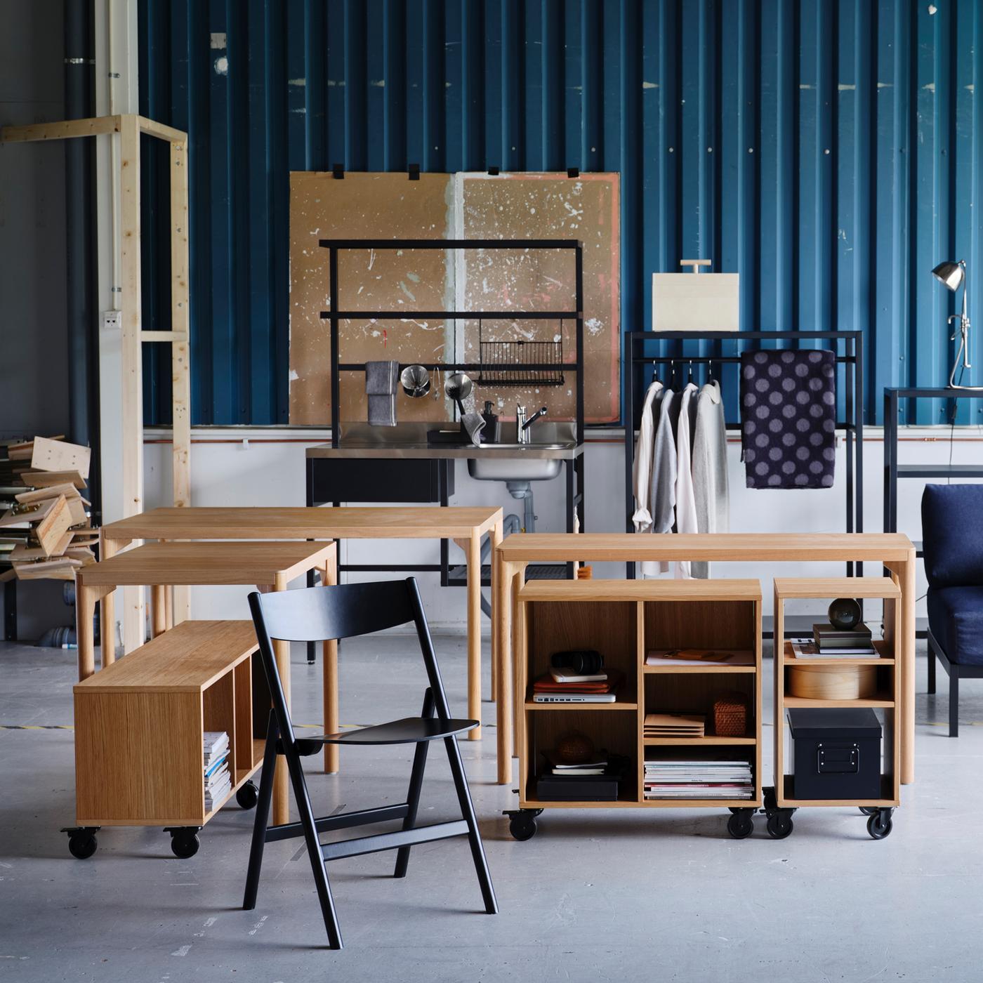 Meubles IKEA d’occasion dans un lieu de style industriel – sièges, tables, rangements et cintres.