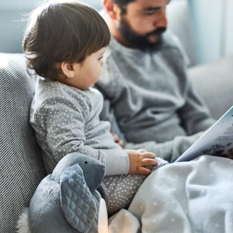 Mężczyzna czytający bajkę dziecku