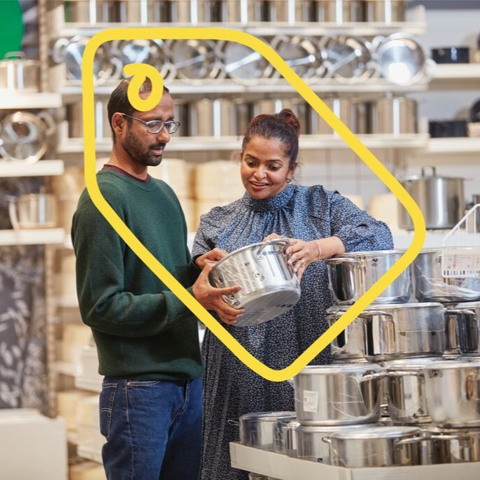 Męźczyzna z kobieta na zakupach w sklepie oglądają garnek. 