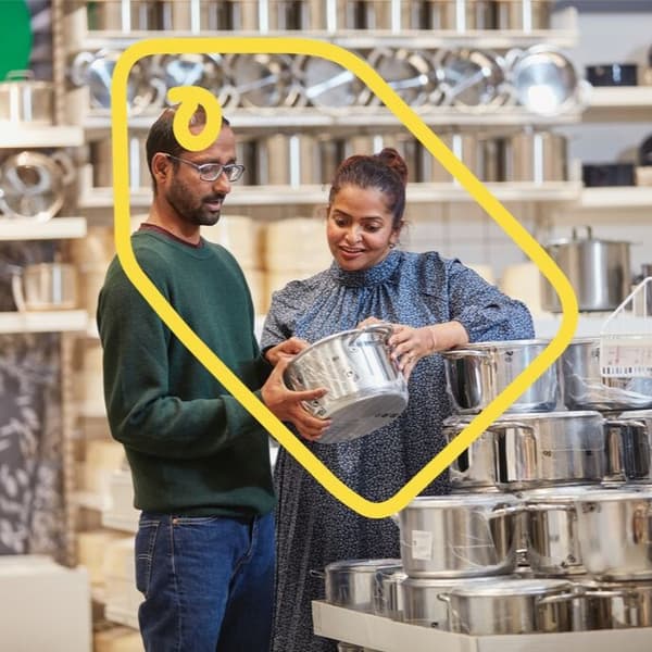 Męźczyzna z kobieta na zakupach w sklepie oglądają garnek.