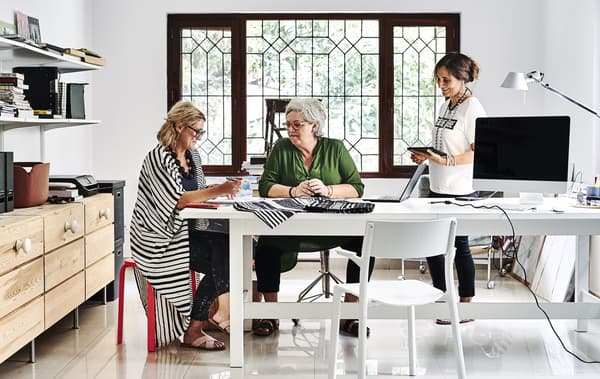 Mia e os seus compañeiros traballando na súa oficina doméstica.