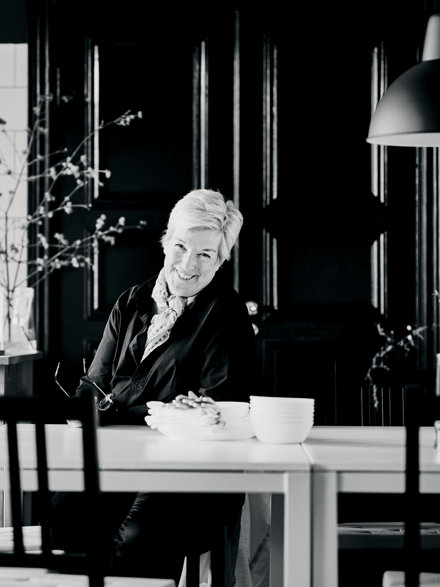 Mia Gustafsson, deseñadora de interiores, senta diante dun comedor composto por dúas mesas MELLTORP e cadeiras STEFAN.