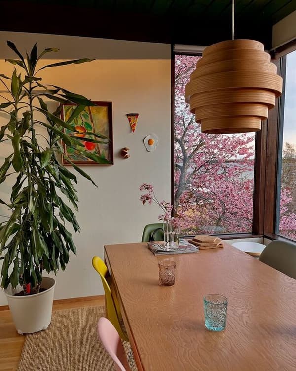 Mid-century modern -tyylisessä ruokailutilassa on tammiviiluinen DYKARKLOCKA-kattovalaisin.