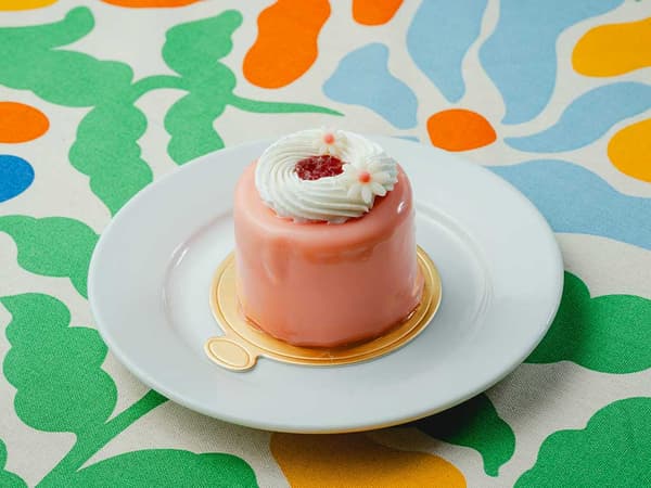 Midsummer special: Petite Berries Litchi Cake