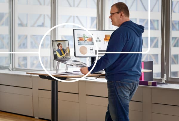 Mies on videopuhelussa IKEA Yritysmyynnin työntekijän kanssa
