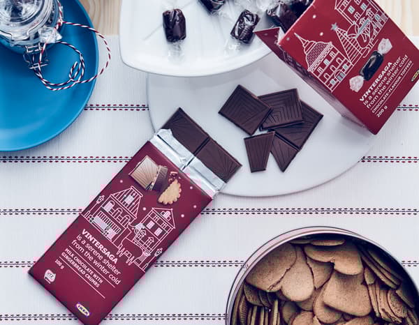 Milk chocolate on a VINTERFEST leaf-shaped plate and heart-shaped biscuits in a tin.