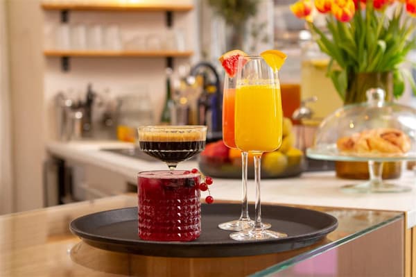 ミモザ・ブランチ・クラブの様々なグラスに入った飲み物を載せたトレイ