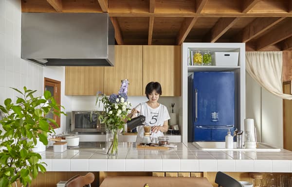 Minako mixes open and closed storage